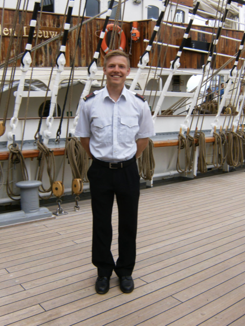 Hans Henrik som ung i uniform om bord på Skoleskibet Danmark